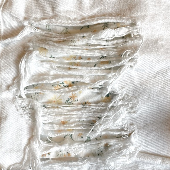 American Eagle White Distressed Short Shorts, Size 4 - Picture 2 of 11